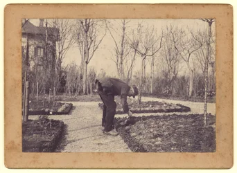 Gustave Caillebotte (1848-94) jardinant à Petit Gennevilliers, février 1892